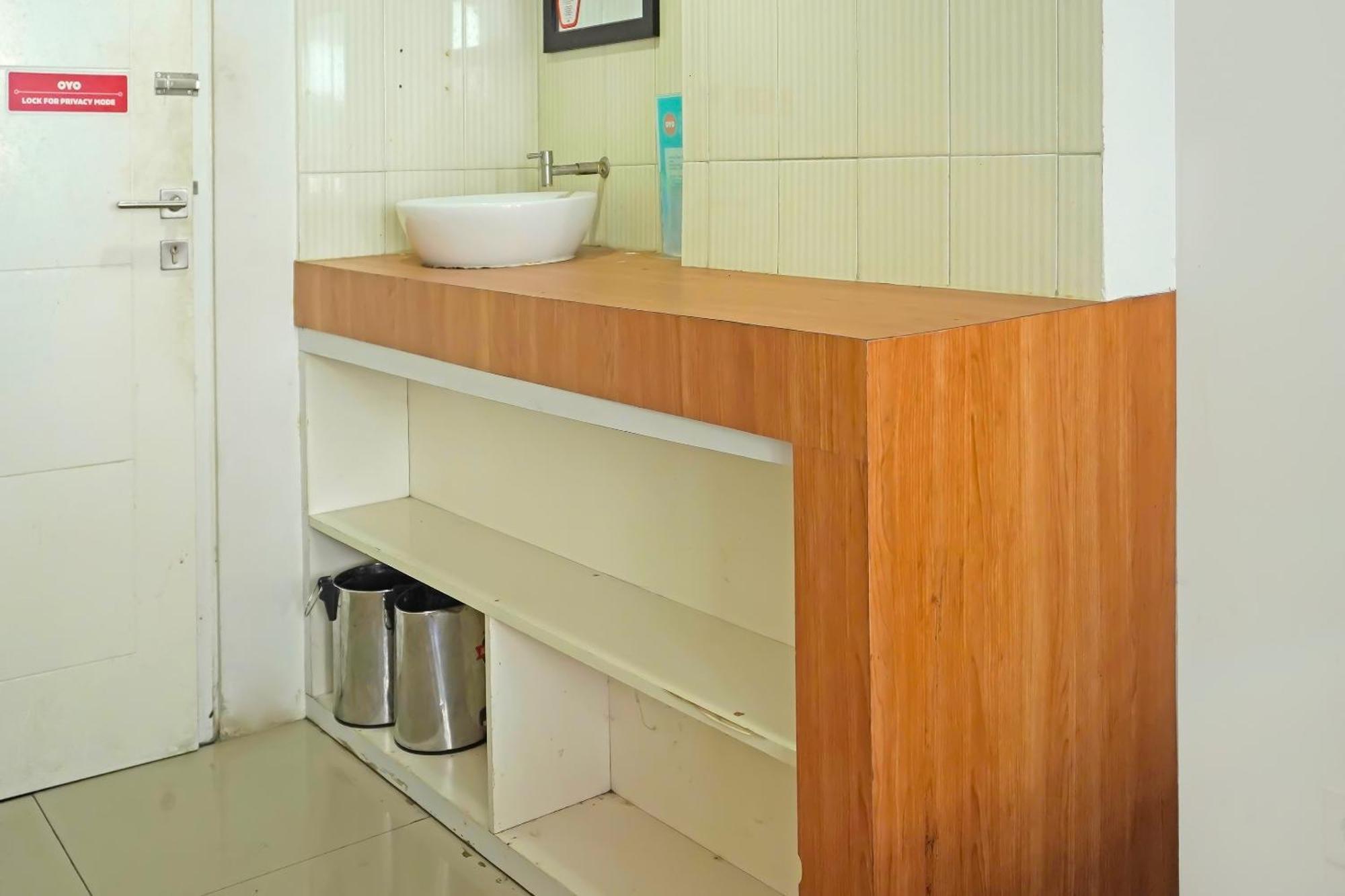 Oyo 90391 Gkitroom Karawang Exterior foto